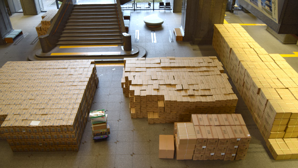 集積されている物資＠熊本県庁 ©JPF