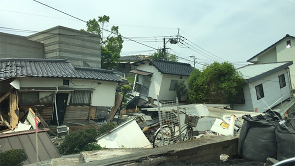 益城町の倒壊家屋（5月2日） ©JPF