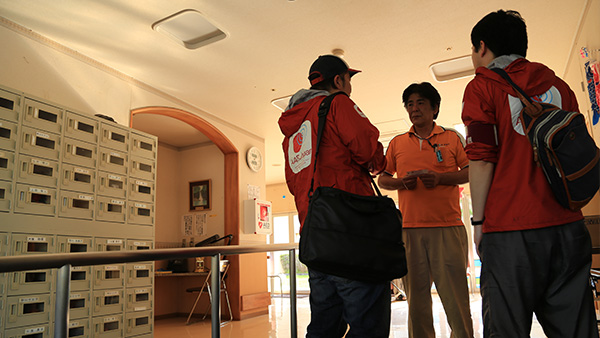 福祉施設でニーズの聞き取り（5月1日） ©AAR Japan