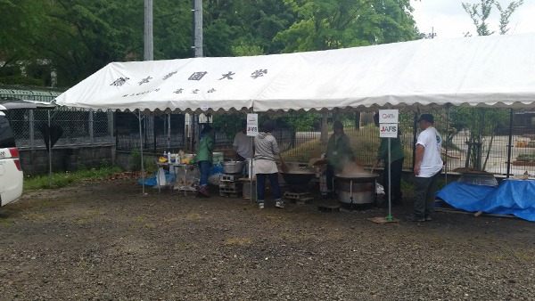 炊き出し準備（熊本学園大学） ©JAFS