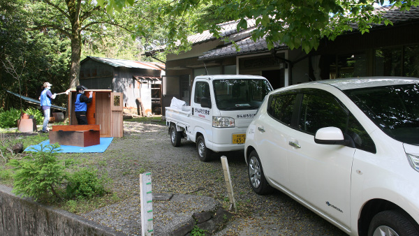 事業活動の様子と車両(被災家屋清掃ボラ派遣） ©GNJ