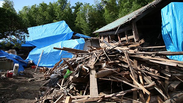 益城町の倒壊した家屋 ©JPF