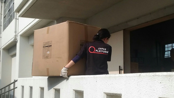 LIXILビバ×JPFが連携、避難所で敷布団を配付