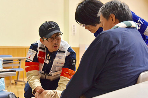 緊急初動調査の際、避難所で健康状態をチェックする医師。「令和元年台風被災者支援」©PWJ