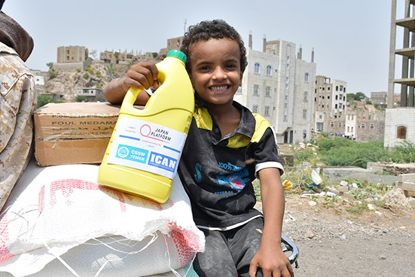 イエメン西岸地域で国内避難民に食糧を提供。「イエメン人道危機対策支援」©ICAN