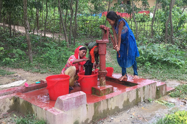 改善された水道設備で水を汲むミャンマー避難民の女性たち。「ミャンマー避難民人道支援」©IVY