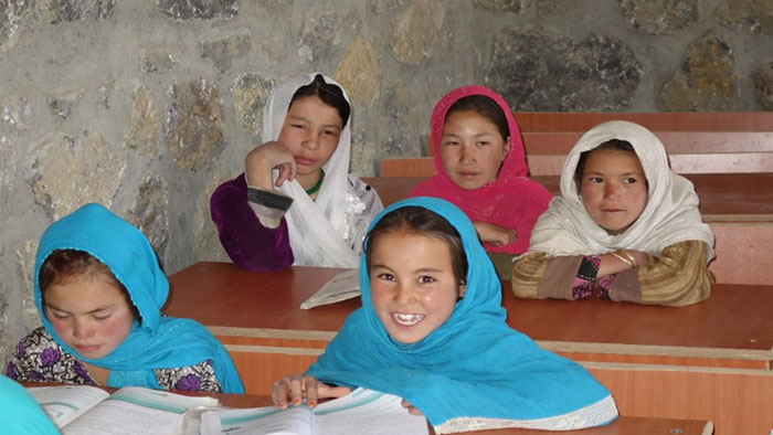 教室で授業を受けるアフガニスタンの女子児童たち