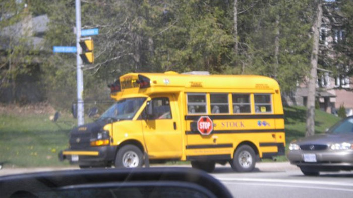 様々なバックグラウンドを持った子どもたちが乗るスクールバス