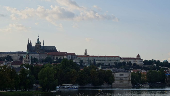 ヴルタヴァ河畔から望むプラハ城