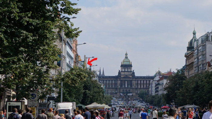 プラハのヴァーツラフ広場（Grand Hotel Evropaは矢印の場所）