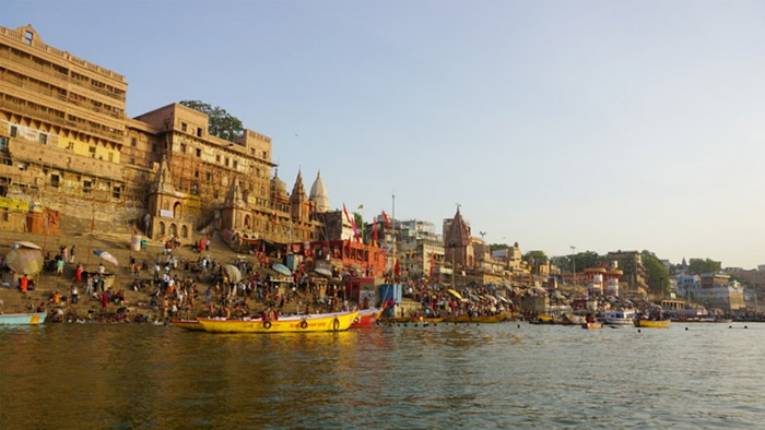 インド「ガンジス川で水遊び」