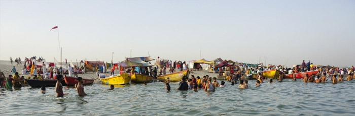インド「ガンジス川で水遊び」