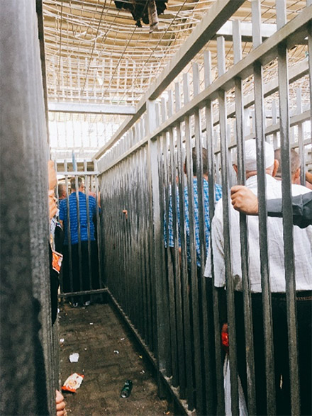 検問所に並ぶパレスチナの人々