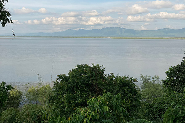 避難民キャンプがある半島からの景色。対岸に見えるのはミャンマーの山々 ©JPF