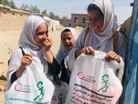 衛生キットの配布支援を受け取った子供たち©SVA(アフガニスタン人道危機)