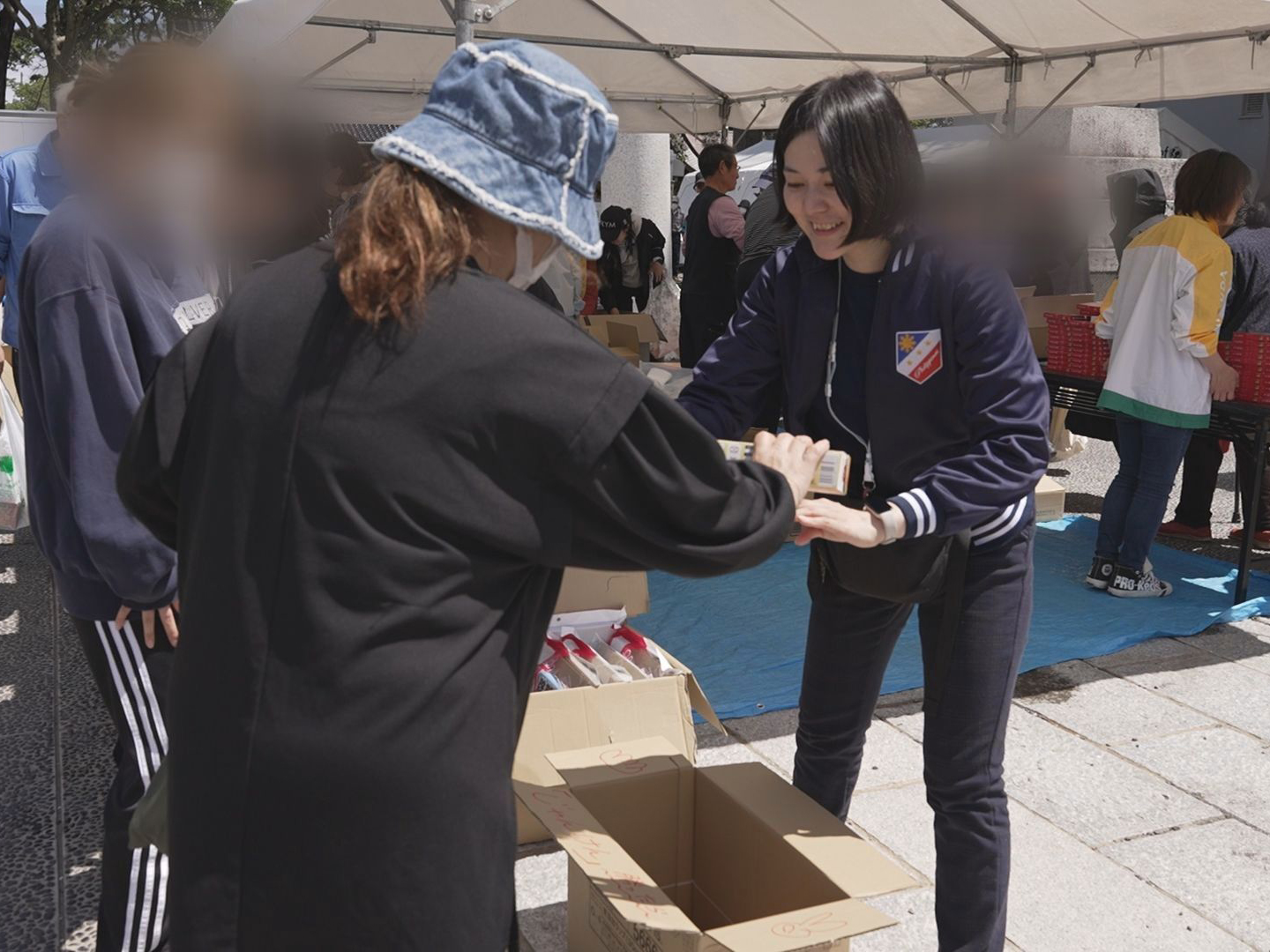 輪島の支援拠点となっている神社で必需品を配布 ©PARCIC