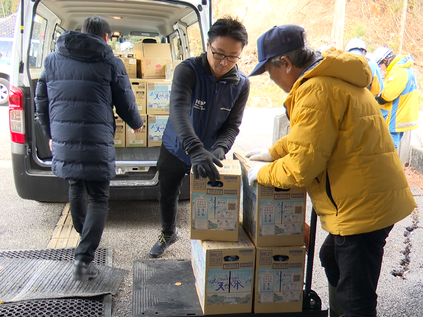 避難所に水などの物資を届ける様子 🄫JPF