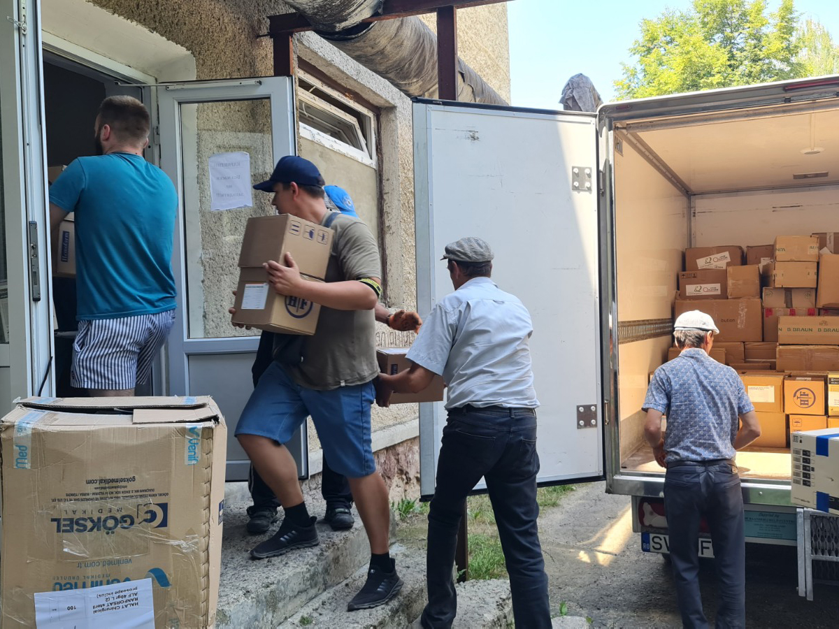 ウクライナの病院で届いた医療薬、物資を受け取る様子 ©GNJP