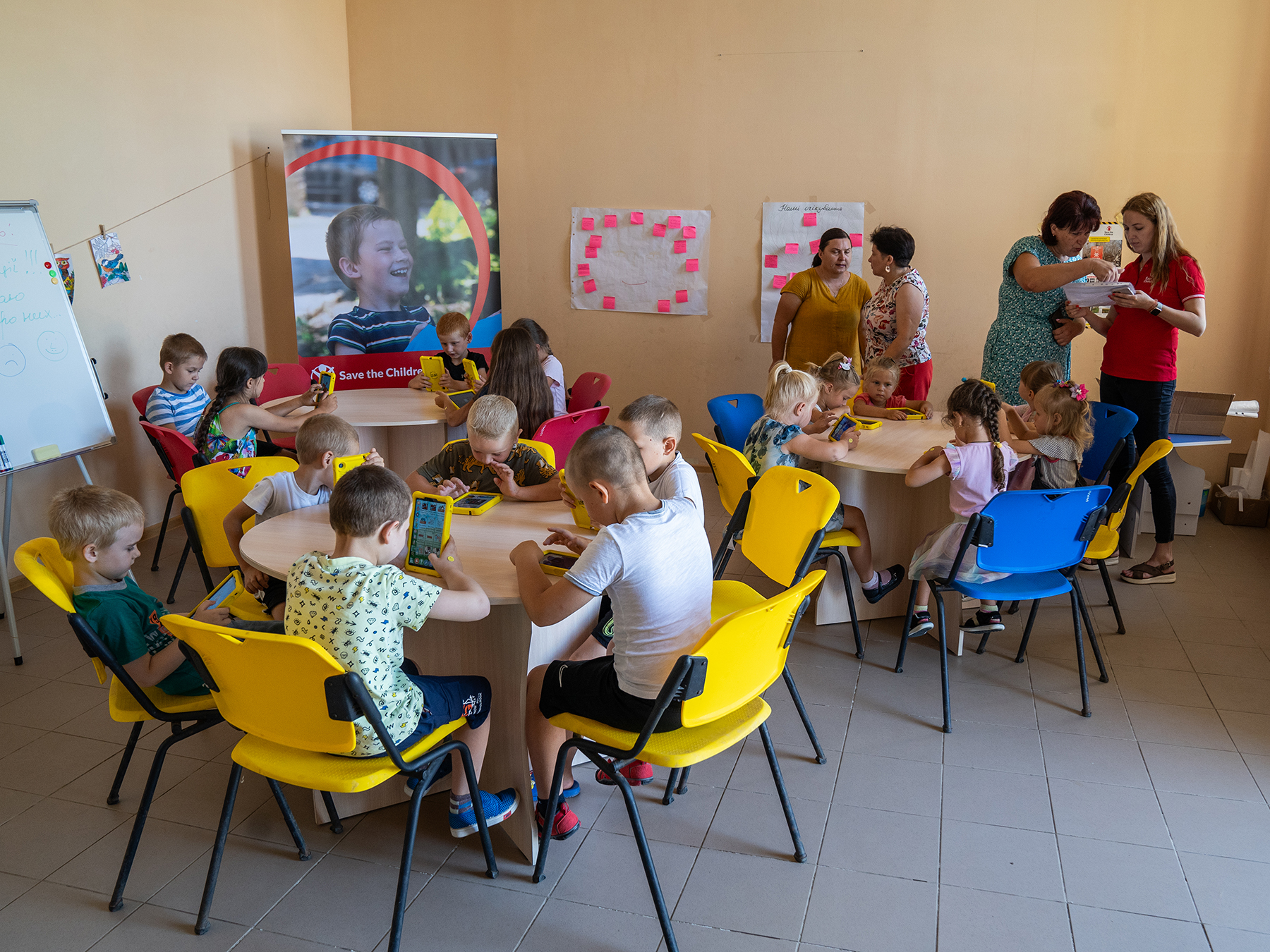 ウクライナ子供の学習のためのタブレット ©SCJ