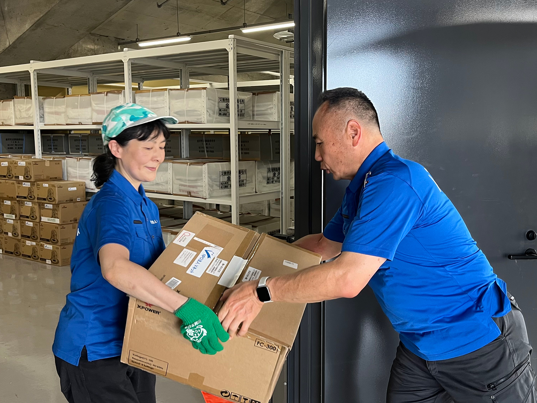 浸水被害を受けた家屋の保全のため、送風機を届ける様子。自治体を通じて住民の皆さんに貸し出されました ©JPF