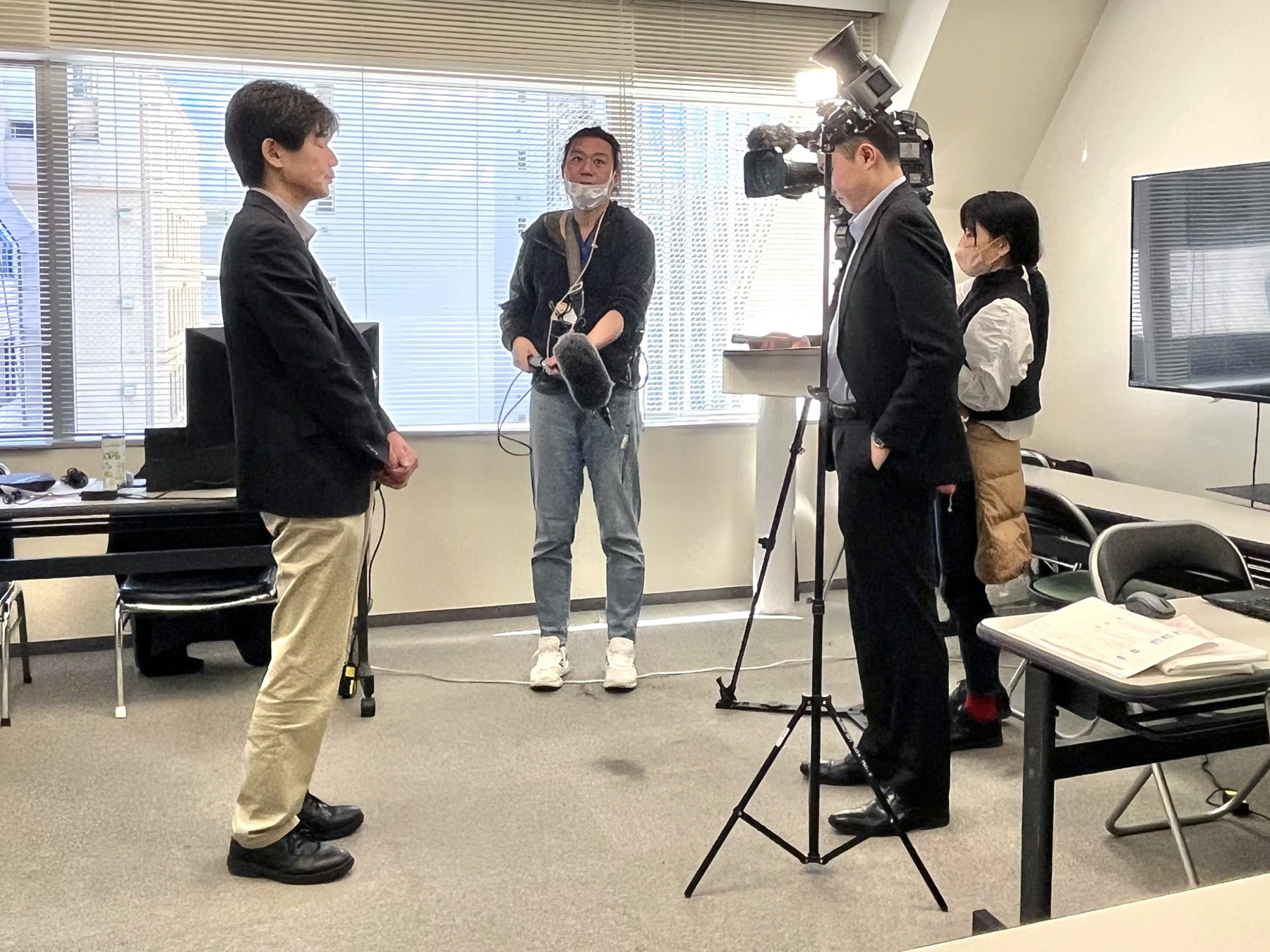 説明会後、NHKからの取材対応の様子 ©JPF
