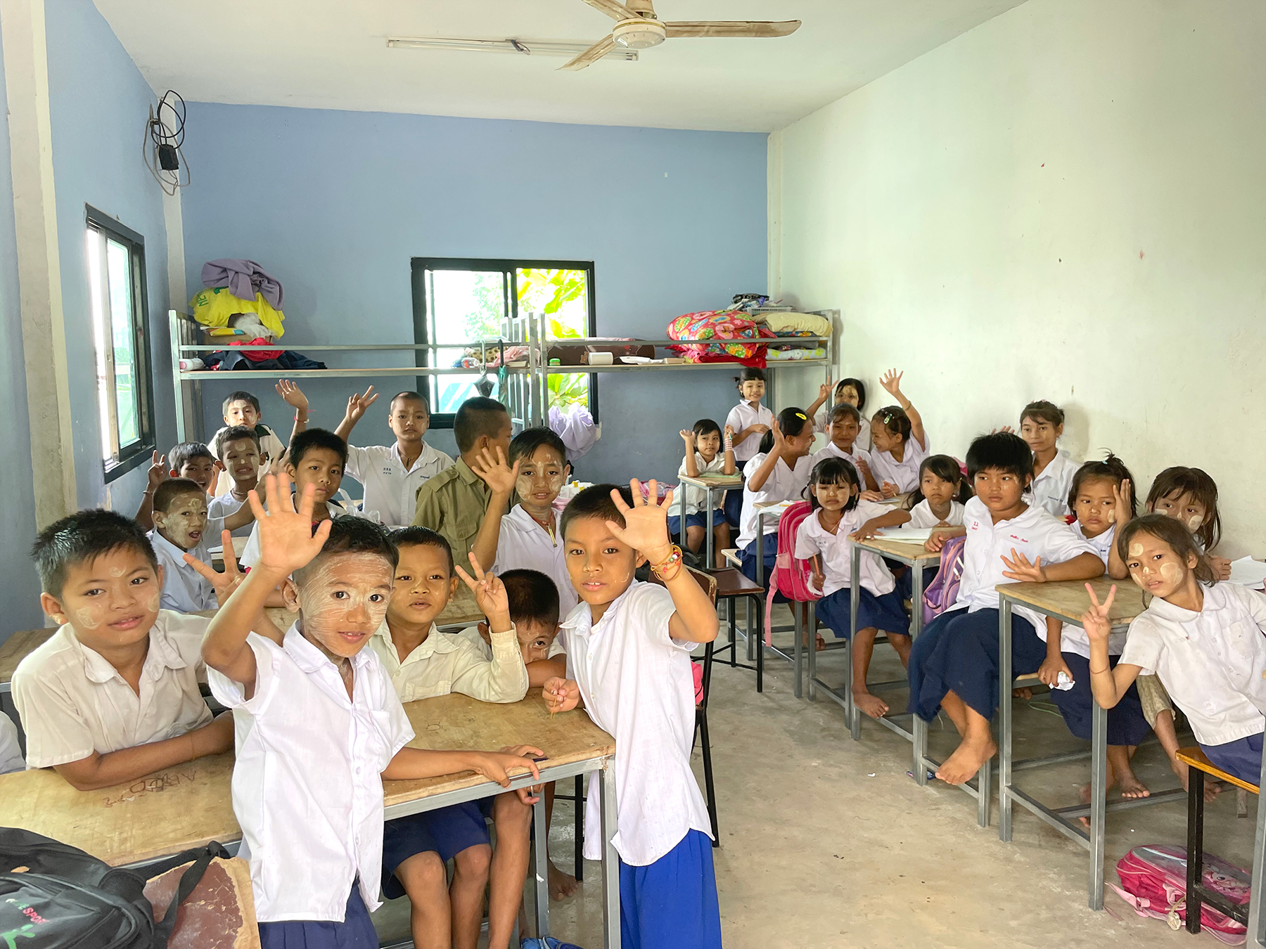 「ミンガラバー」(ビルマ語でこんにちは)と元気いっぱい挨拶してくれる子どもたち/タイ・ターク県/2025年9月 ©パルシック(机と椅子、教室の後ろに見える二段ベッドを支援しました)