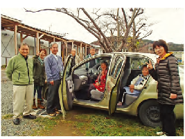 声をかけ合いながらうんりしている住民の皆さん &copy;JCSA