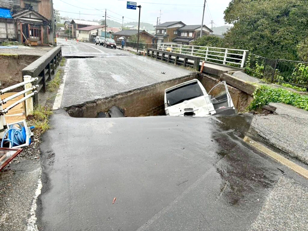 豪雨の影響で陥没した道路／石川県珠洲市／2024.9.21 &copy;PBV
