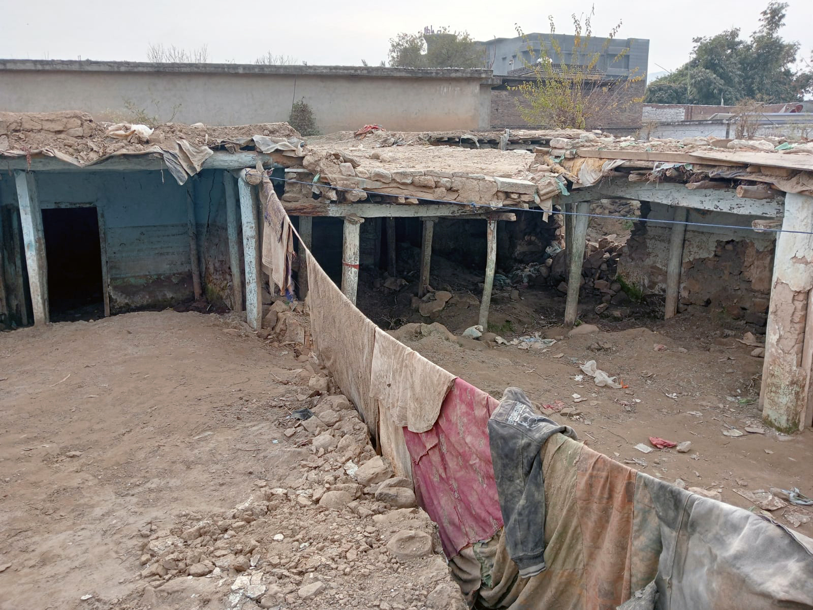 洪水被害の傷跡が残ったままの住宅/パキスタン北部ハイバル・パフトゥンハー州ブネール郡/2025.12.20 ©JEN