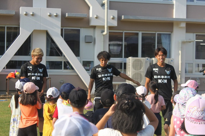 選手と子どもたちの公園遊び ©GAINARE TOTTORI