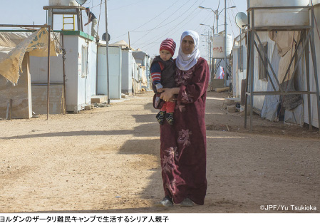 ヨルダンのザータリ難民キャンプで生活するシリア人親子