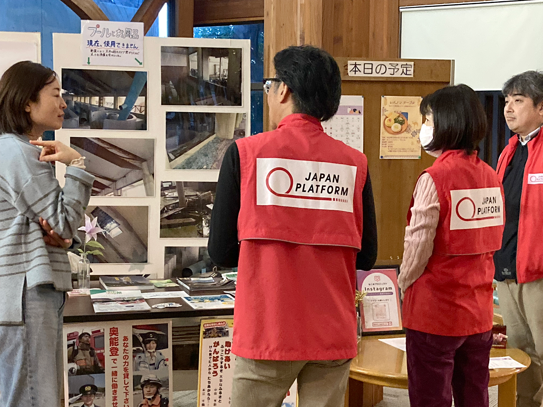 「なごみプロジェクト」の話を伺っている様子／鳳珠郡能登町／2025.10.21 ©JPF