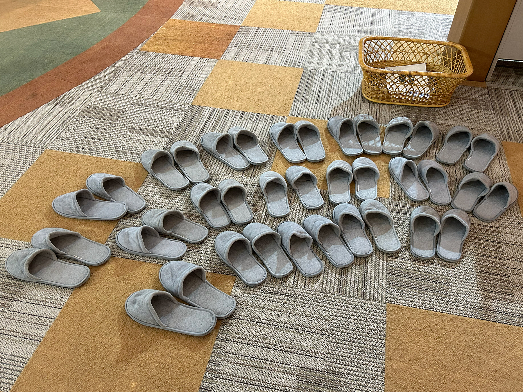 IKEAさんからご支援いただいたスリッパの様子／鳳珠郡能登町／2025.10.21 ©JPF