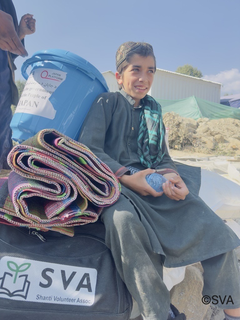 支援物資を受け取ったモハメッドくん／アフガニスタンクナール県／2025.11 &copy;SVA
