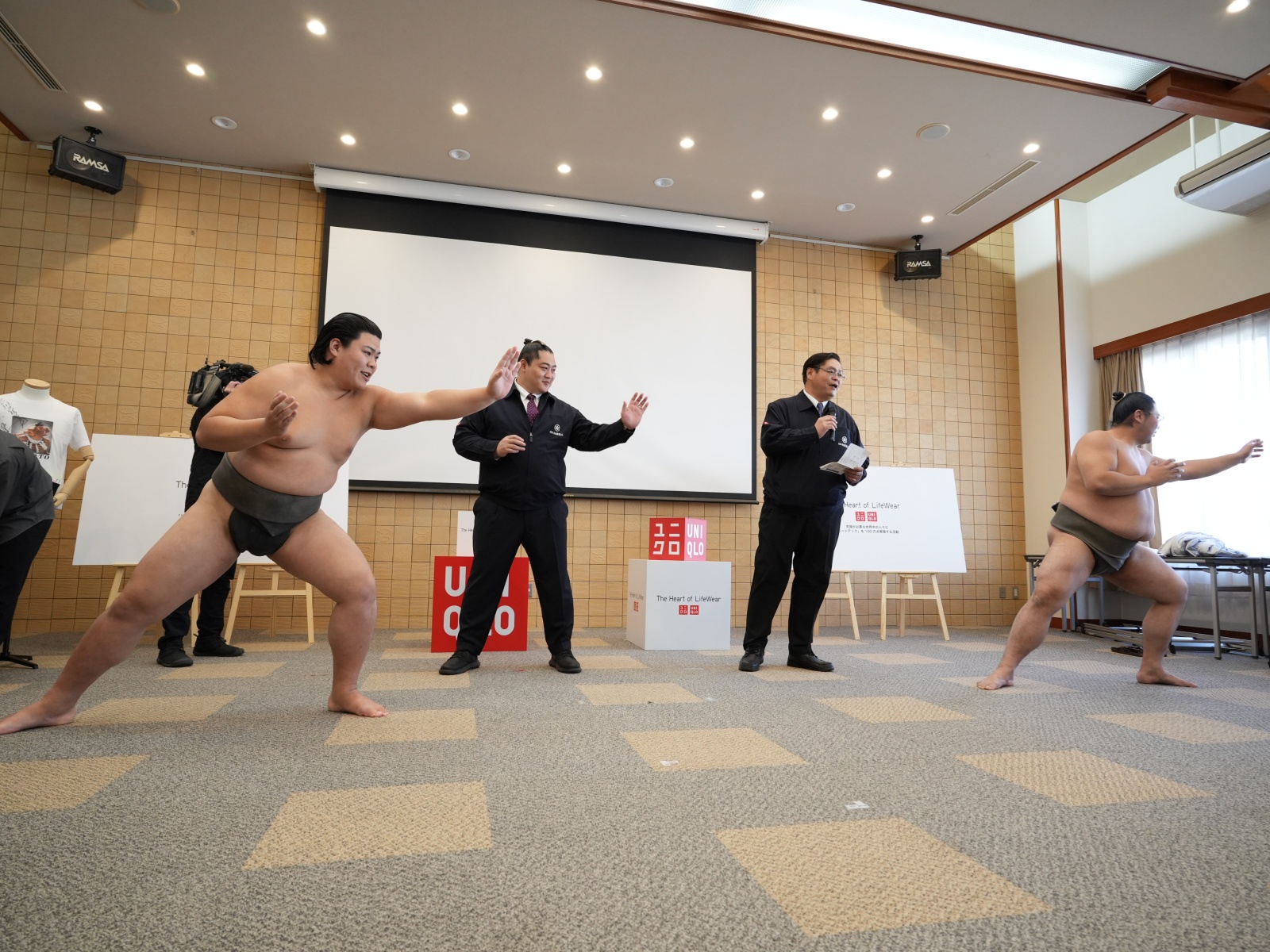 寒さに負けず、まわし姿で「相撲健康体操」を披露する力士の皆さん／石川県能美市／2025.12.06 &copy;ユニクロ