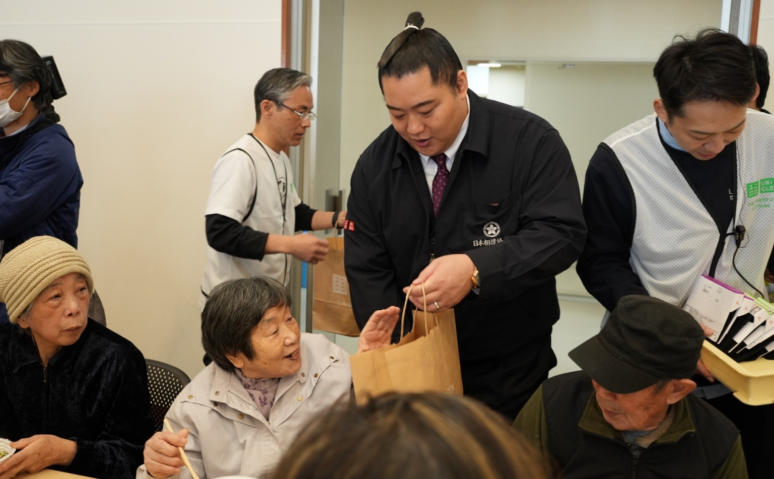 北陣親方から来場者へヒートテックが手渡されました／石川県能美市／2025.12.06 &copy;ユニクロ