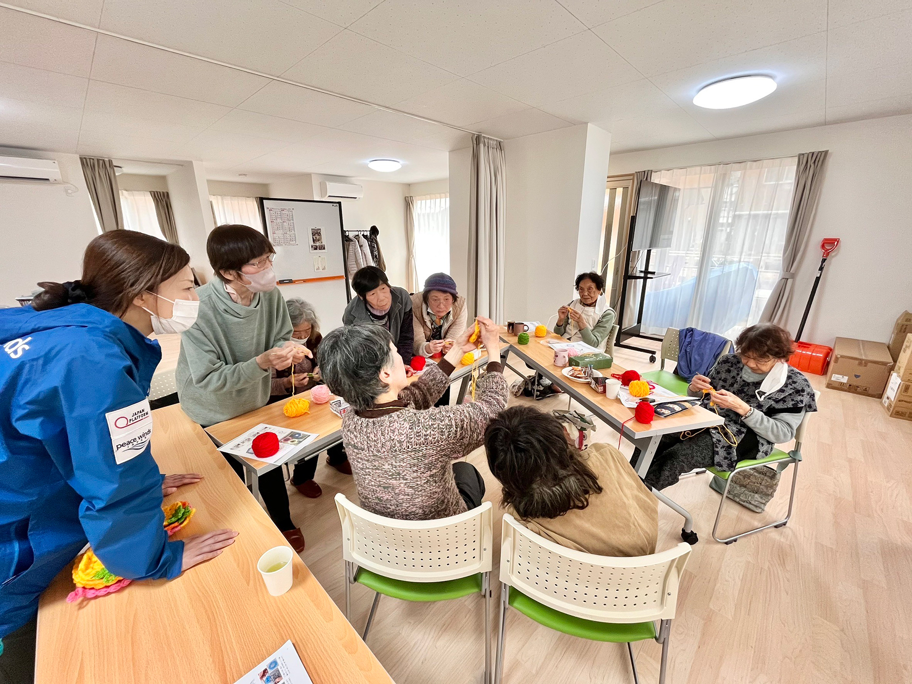 仮設集会所での編み物／石川県珠洲市 &copy;ピースウィンズ・ジャパン