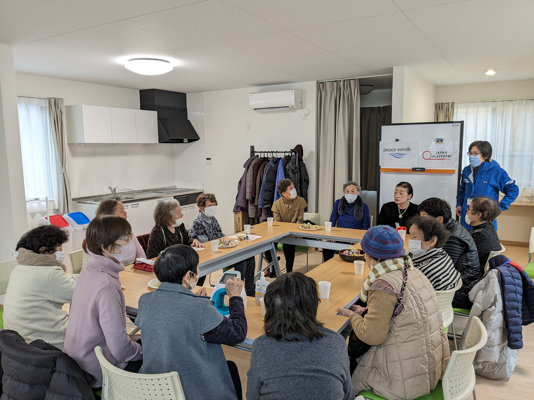仮設集会所でのお茶会／石川県珠洲市 &copy;ピースウィンズ・ジャパン