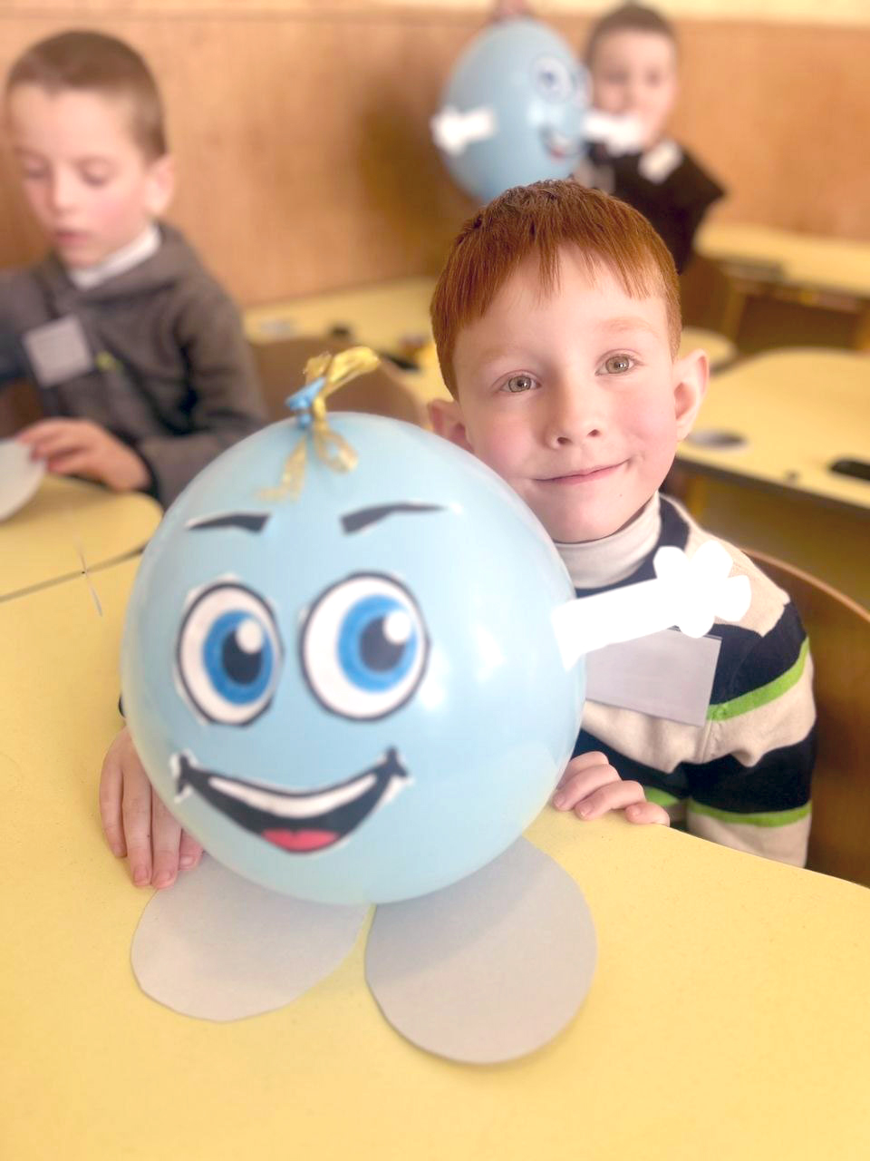 PSSセッション「Ballon Friends（風船の友だち）」では、子どもたちが風船の友だちを作り、友情や感情表現の仕方を学びました／クリヴィー・リフ／2026.04 &copy;Good Neighbors Japan