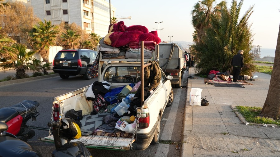 避難先が確保できず、車や路上で寝泊まりする人々