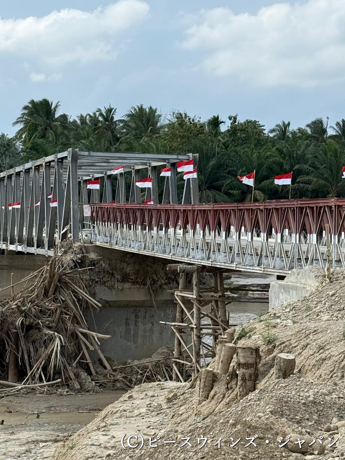 洪水で崩落し半分仮設の橋／アチェ州ビルン県プサンガン・シブラルエン郡／20260.1.27🄫遠藤