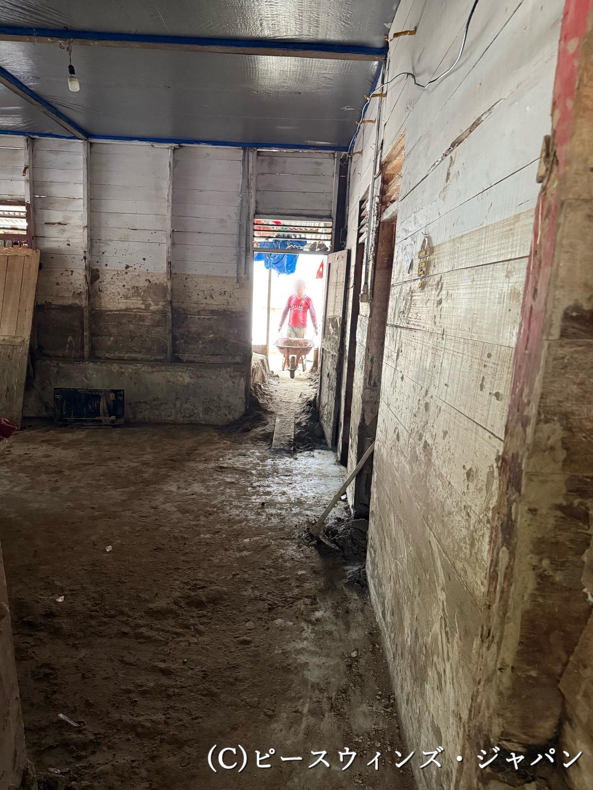 洪水によって運び込まれた泥。2カ月近く地道に撤去し、やっと床が見えてきた／アチェ州ビルン県プサンガン・シブラルエン郡／2026.01.27🄫遠藤