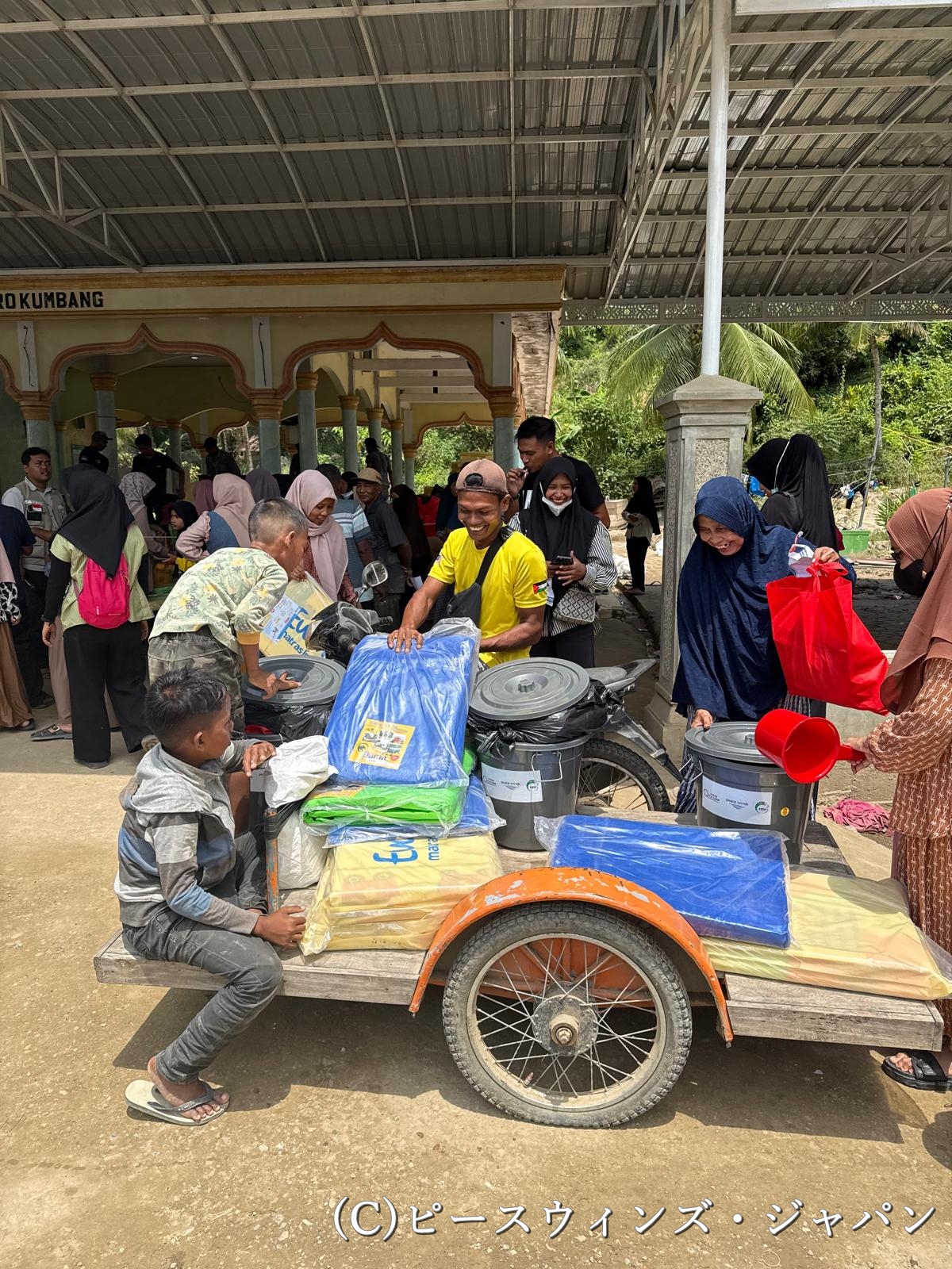 配付物（衛生キット・寝具キット）を荷台に乗せ持ち帰る裨益者の人々／アチェ州ビルン県プサンガン・シブラルエン郡／2026.02.16🄫遠藤