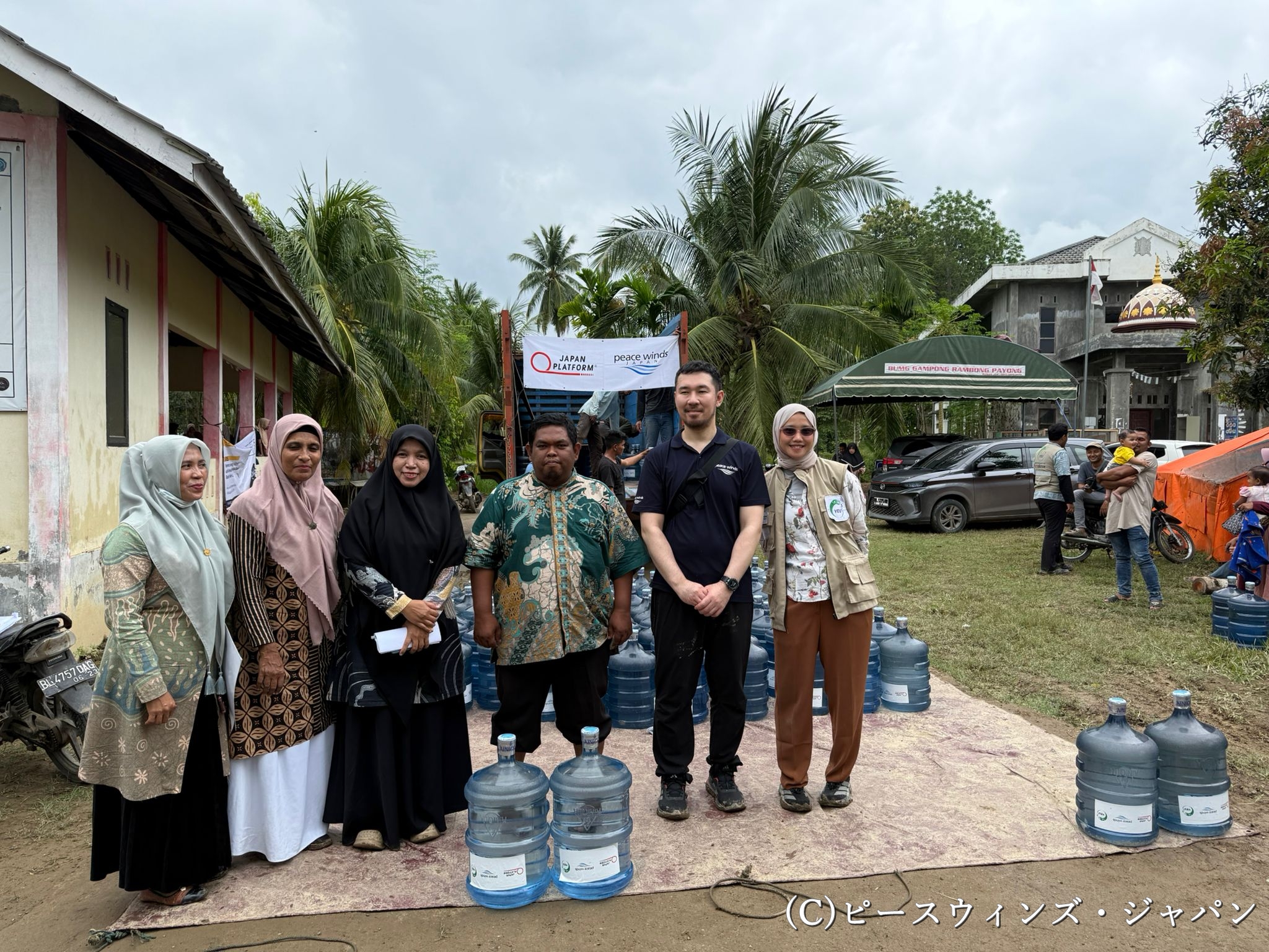 飲料水の配付、裨益者の人々（中央：村長さん）／アチェ州ビルン県プサンガン・シブラルエン郡／2026.02.19🄫遠藤