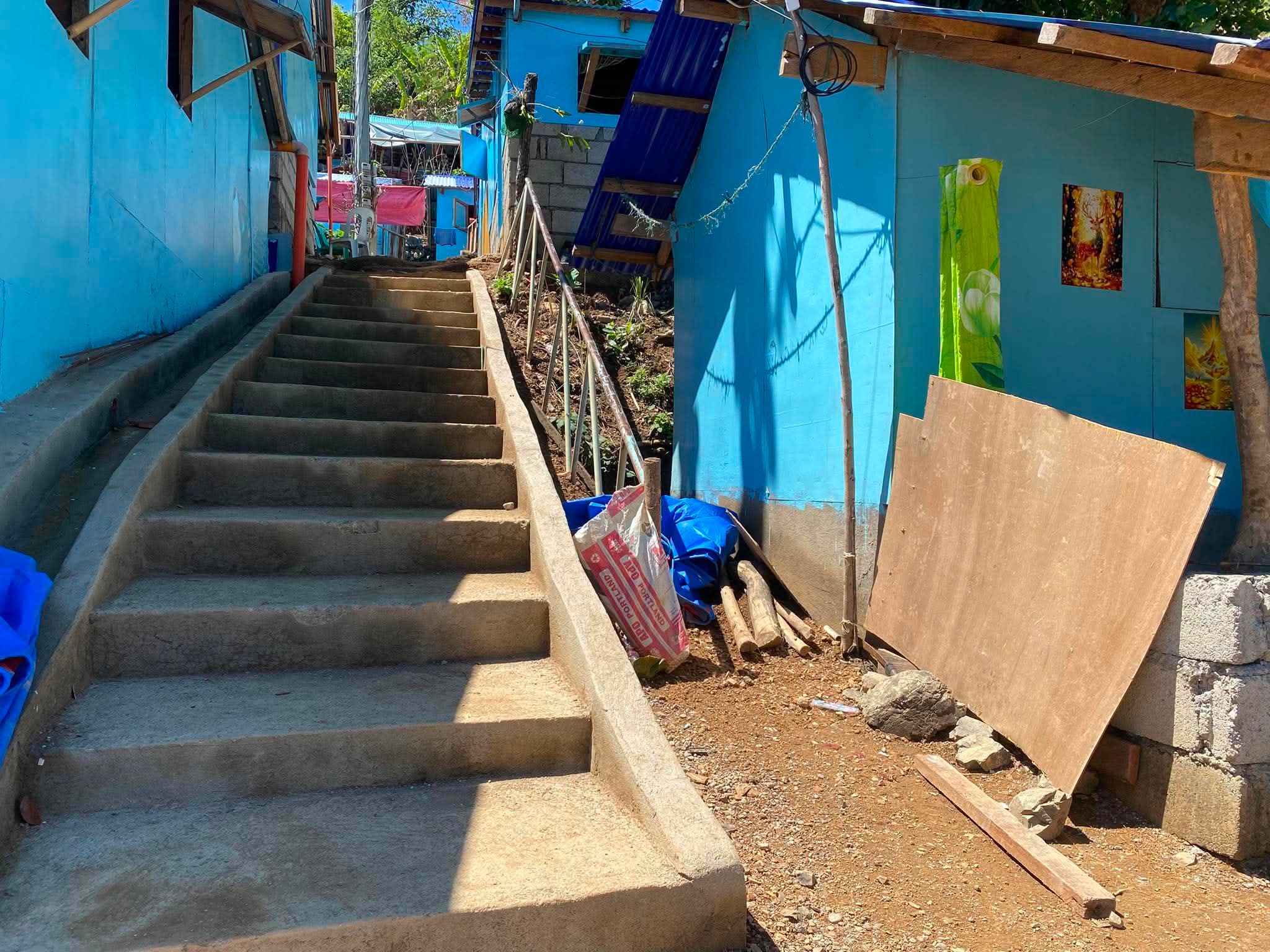 シェルター建設にあわせコミュニティ内の通度（階段）も整備された／インドネシア、カタンドゥアネス島 &copy;PDRRN