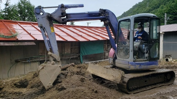 重機を使った泥の除去作業 ©Vネット