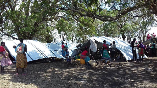 避難キャンプに身を寄せる人々／モザンビーク