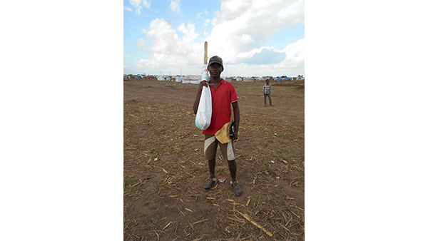 Nhamatanda（ニャマタンダ）郡Ndenja（デンジャ）再定住地域で種子と農具を受け取った人