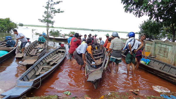 木船を使って村ごとに支援物資を輸送©AAR