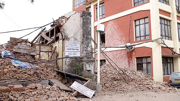 国家電力局の建物崩壊 2015年4月撮影
